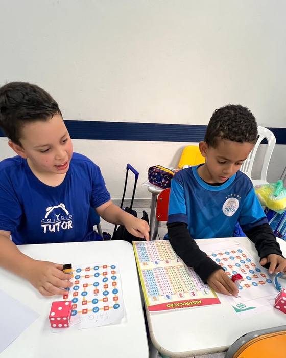 Alunos jogando um jogo de dados em sala