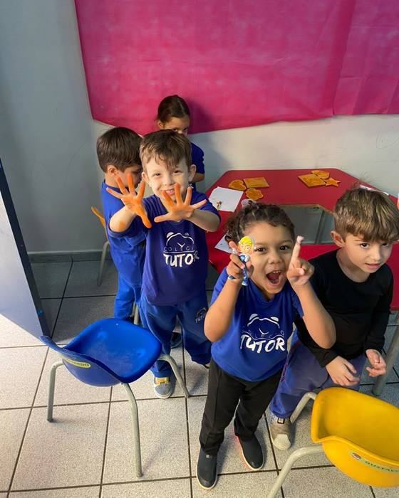 Crianças mostrando as mãos pintadas de tinta