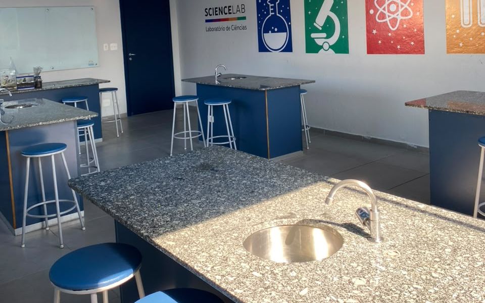 Laboratório de ciências com bancadas de granito