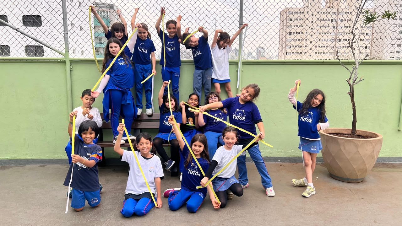 Turma do Fundamental comemorando na área externa