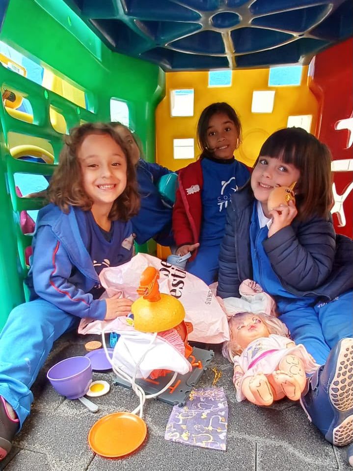 Crianças brincando na casinha do parquinho