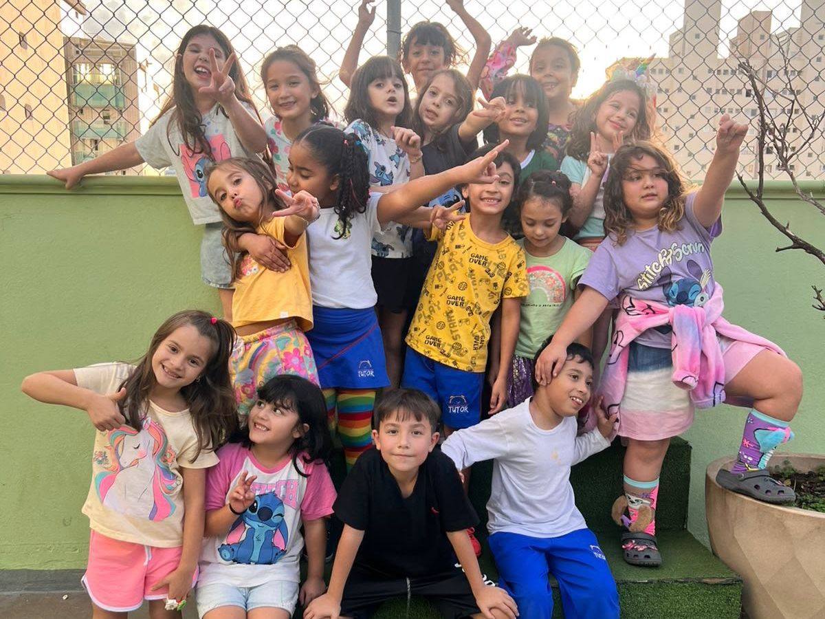 Turma do Colégio Tutor fazendo pose e comemorando no terraço